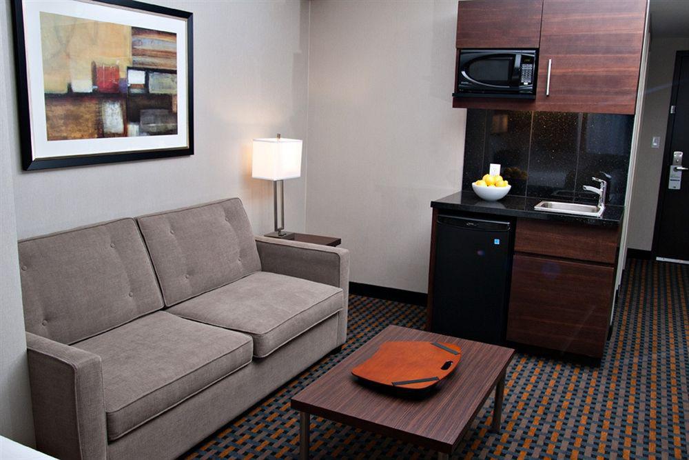 Holiday Inn Express Pembroke By Ihg Экстерьер фото