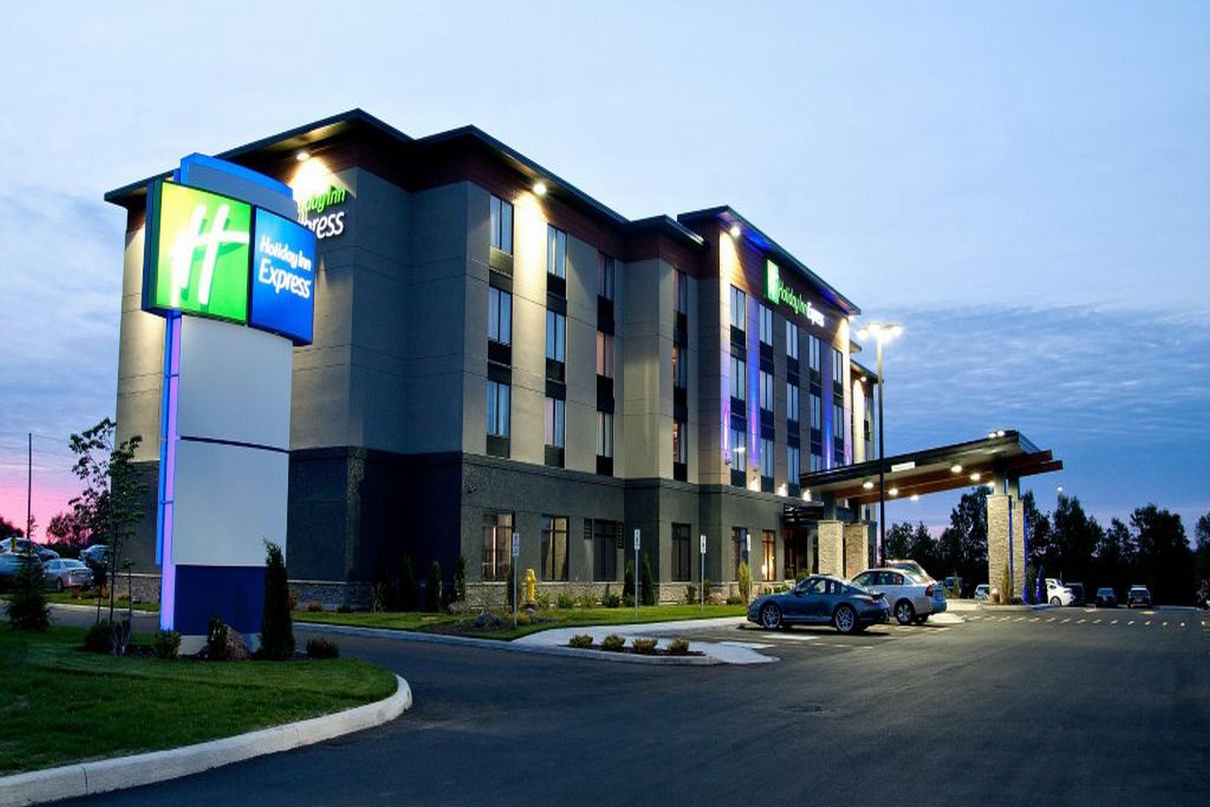 Holiday Inn Express Pembroke By Ihg Экстерьер фото