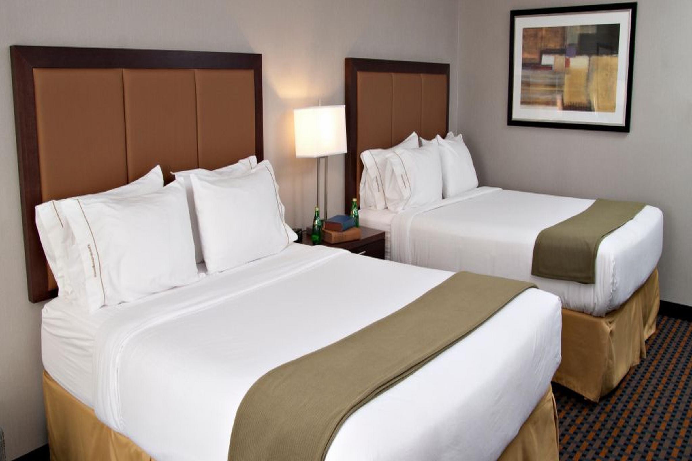 Holiday Inn Express Pembroke By Ihg Экстерьер фото