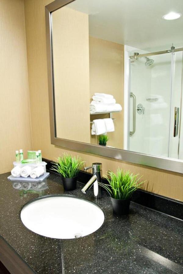 Holiday Inn Express Pembroke By Ihg Экстерьер фото