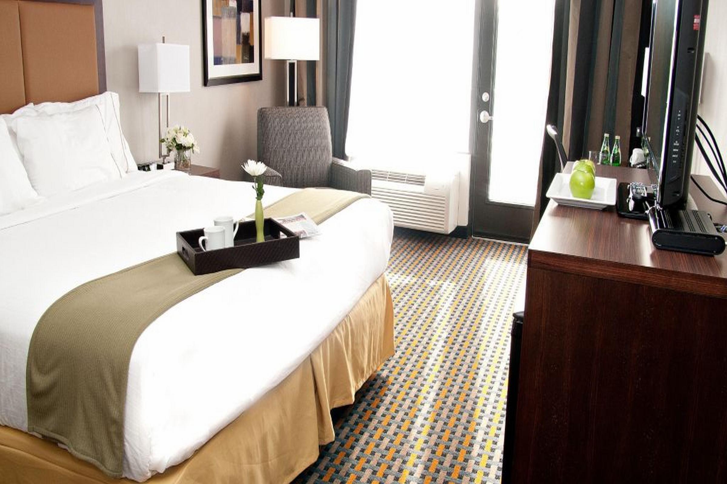 Holiday Inn Express Pembroke By Ihg Экстерьер фото
