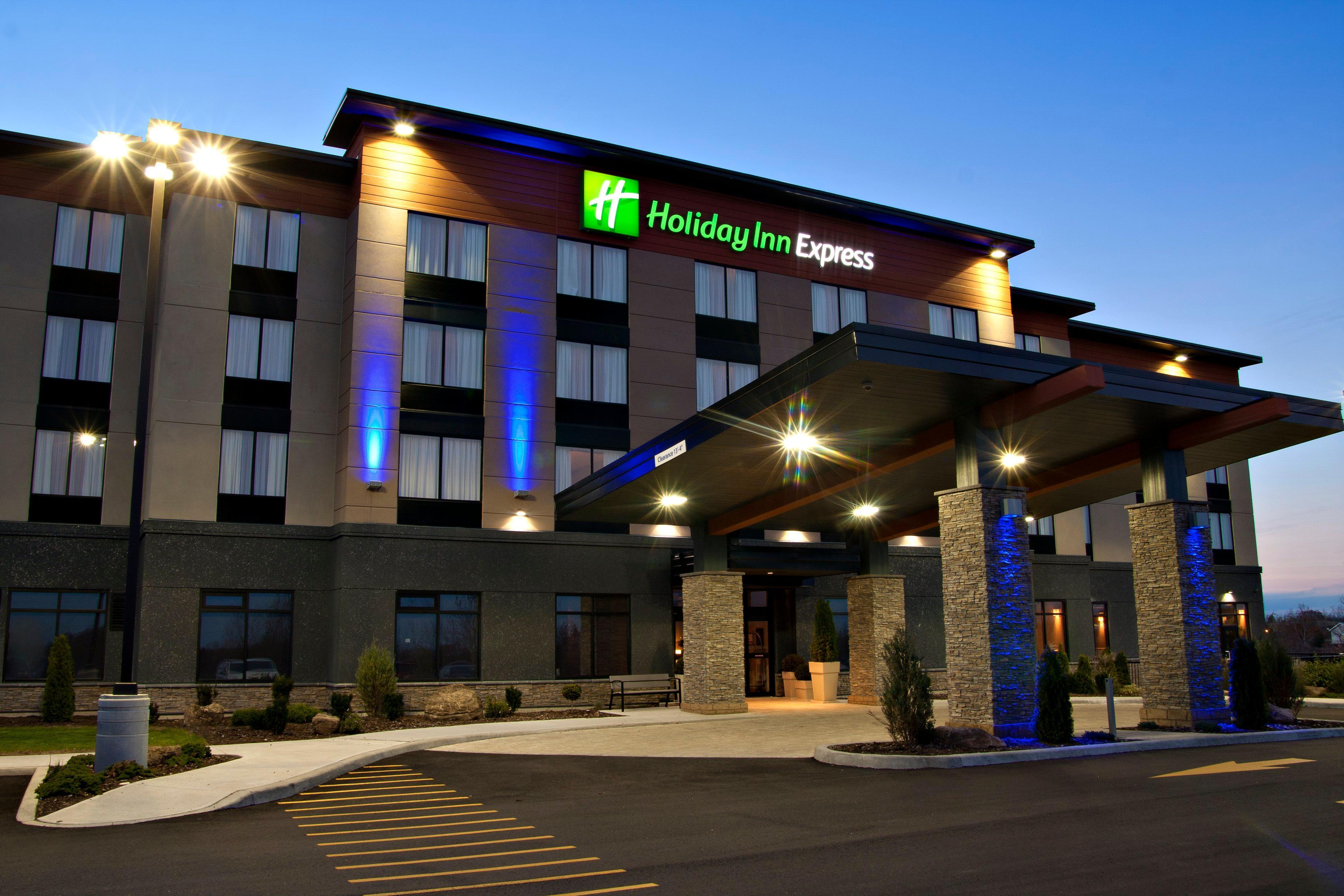 Holiday Inn Express Pembroke By Ihg Экстерьер фото