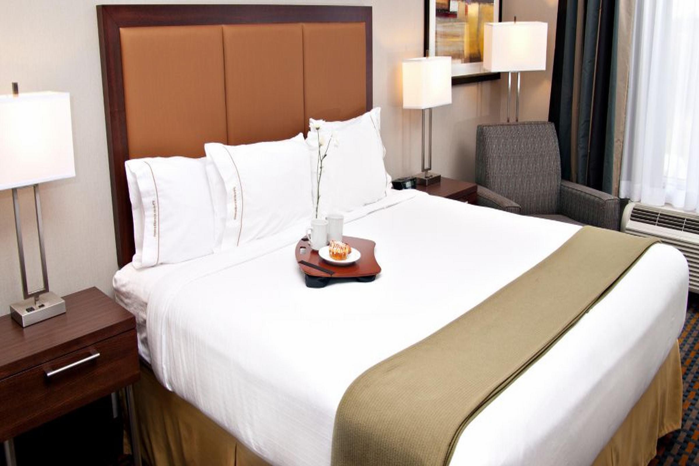 Holiday Inn Express Pembroke By Ihg Экстерьер фото