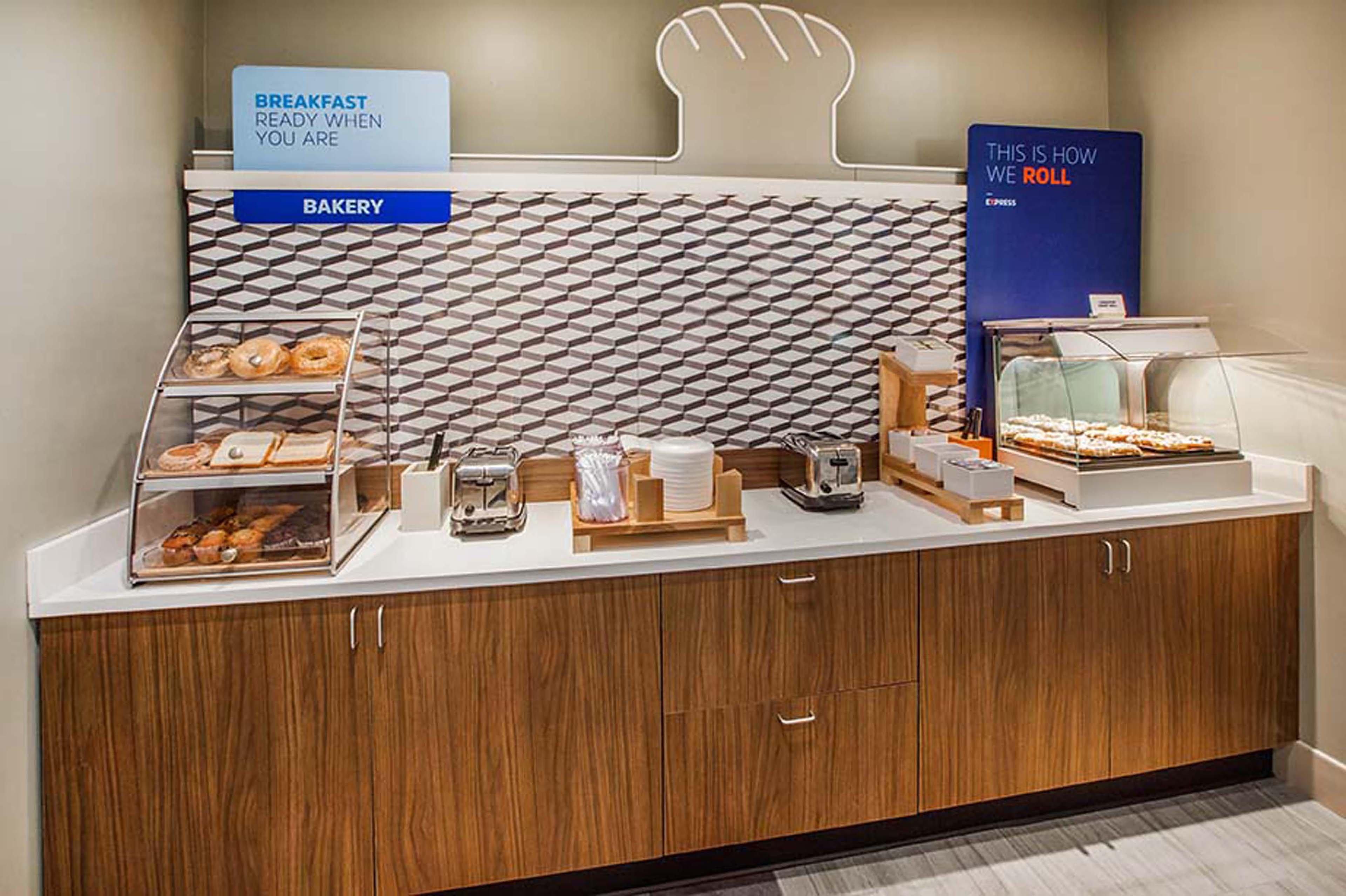 Holiday Inn Express Pembroke By Ihg Экстерьер фото