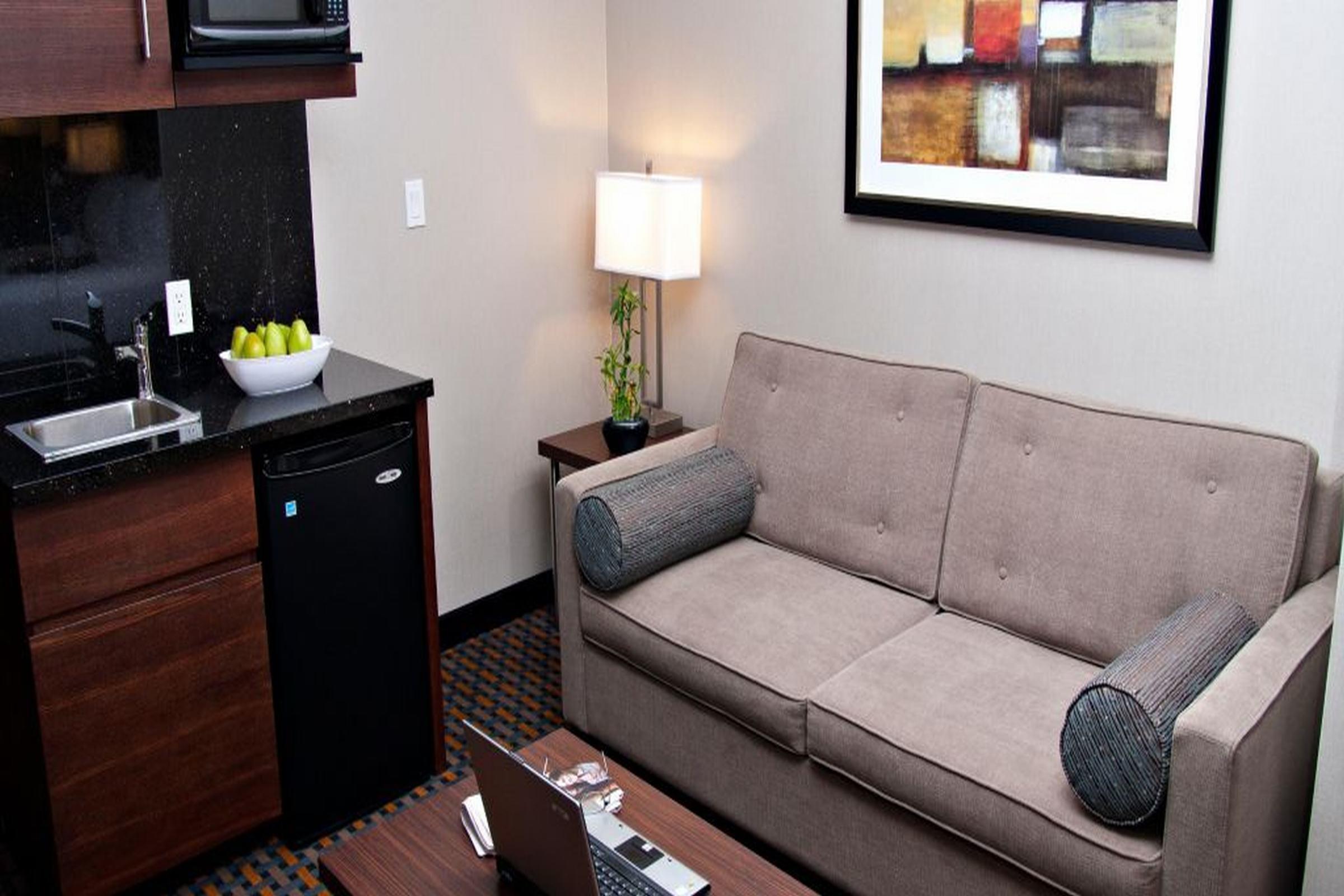 Holiday Inn Express Pembroke By Ihg Экстерьер фото