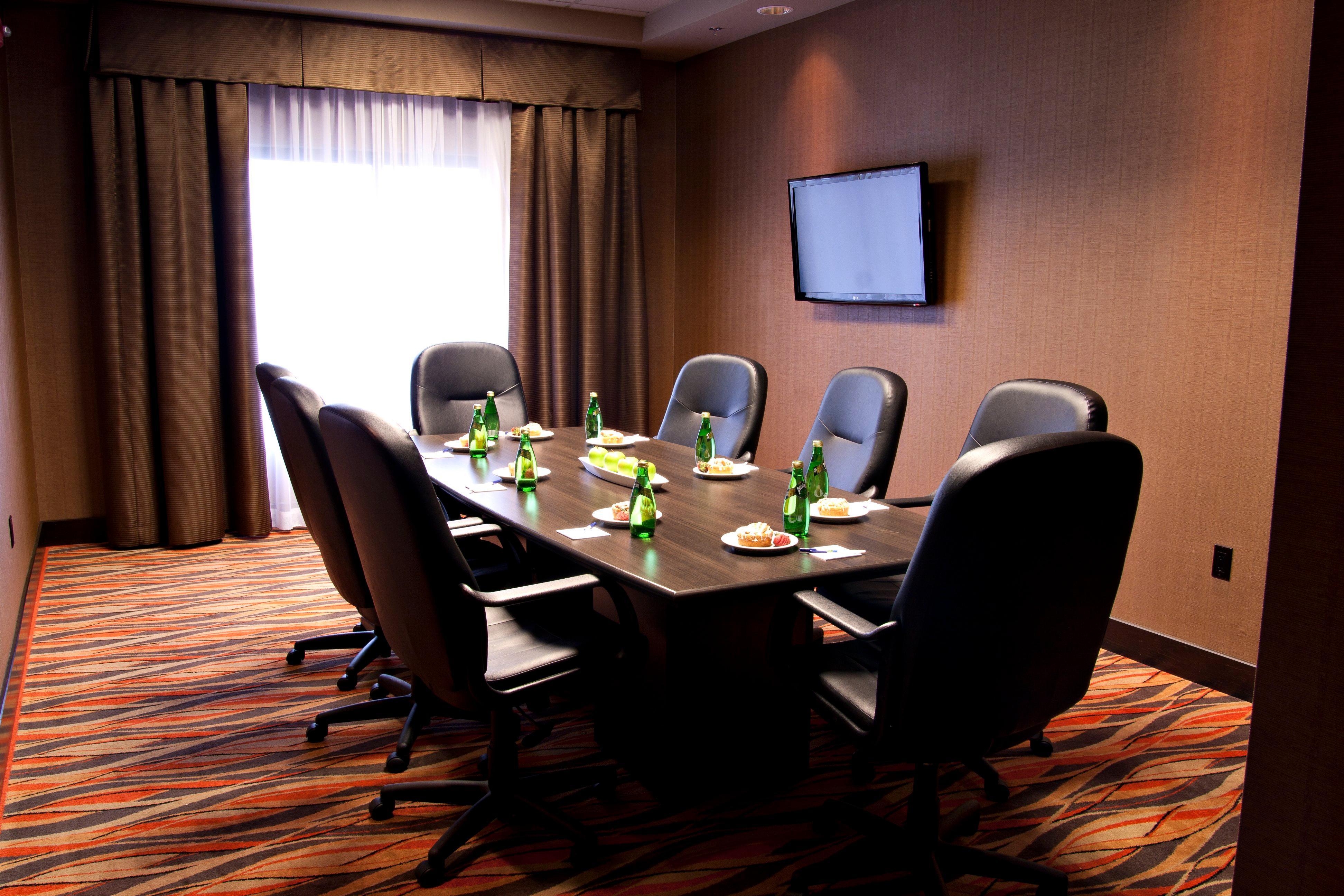 Holiday Inn Express Pembroke By Ihg Экстерьер фото